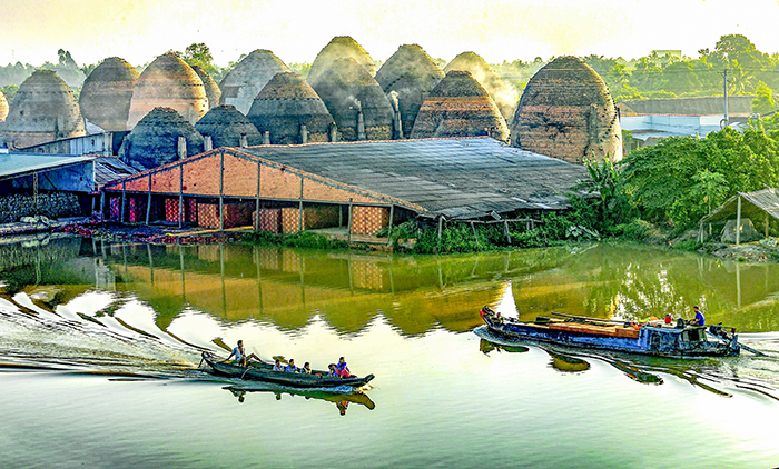 Ngược xuôi làng gốm. Ảnh: Nguyễn Thành Vương